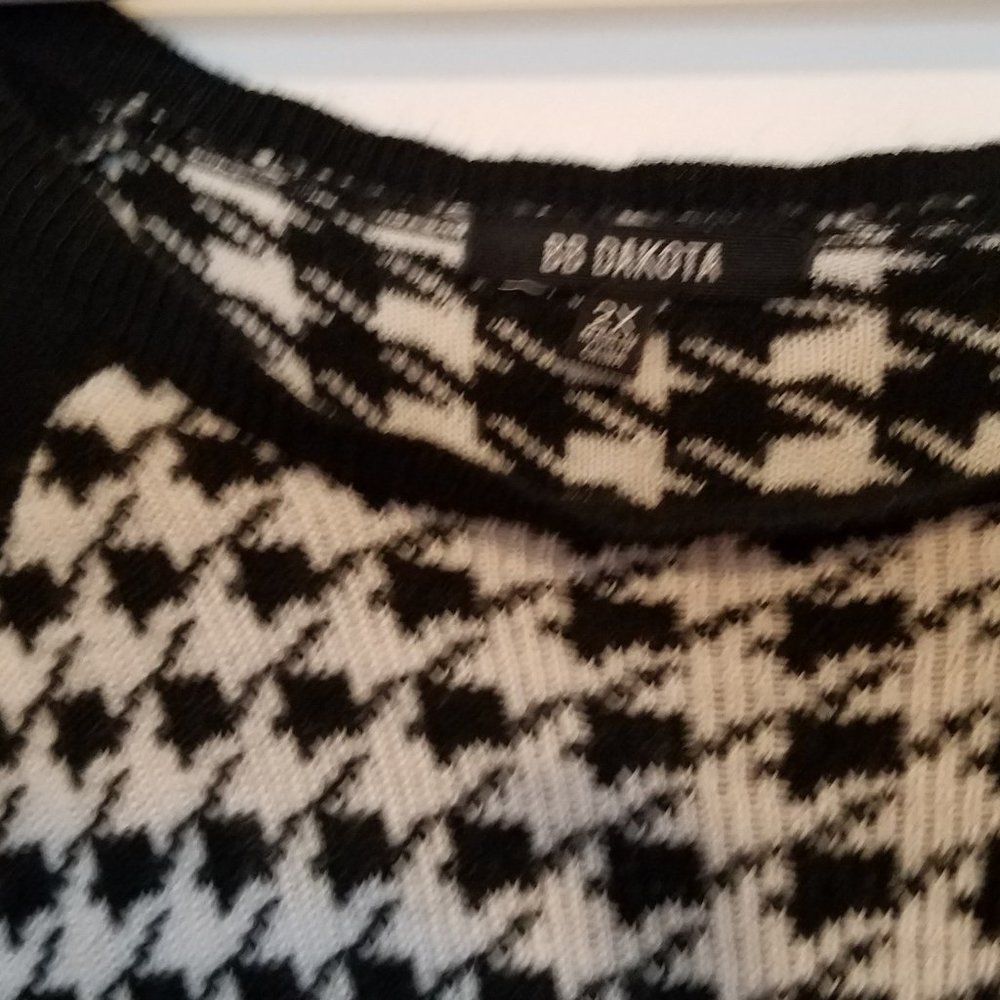 Houndstooth tunic. Comfortable. Chic.